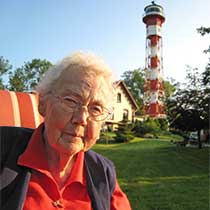 Anne Herzig (81) vor "ihrem" Oberfeuer auf Krautsand (1907)