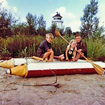 Kinder vor dem Leuchtturm
